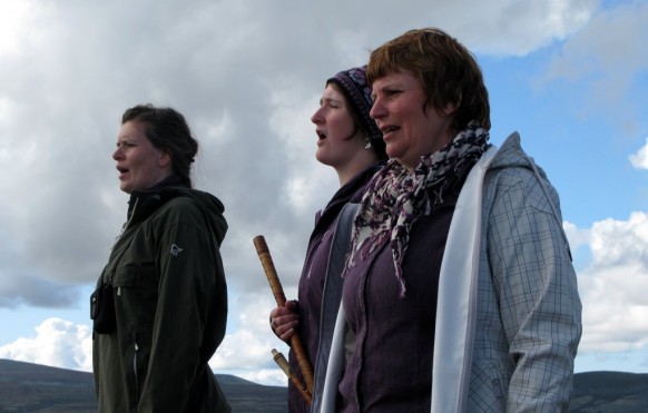 Kronprinsparet ble møtt av skikkelig fjellokk fra f.v. Magnhild Berge - fra Ølve i Kvinherad, Sarah Nagell eg. fra Arizona i USA og Ellen MarieTangen fra Prestgardssetra. Sammen utgjør de gruppa Gjetord. Foto Hans Sollid