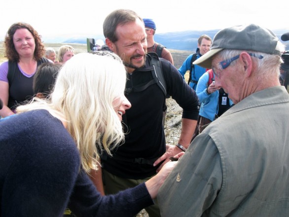 Helge Lien hadde med seg en liten hundkvalp som vakte de kongeliges interesse. Foto Hans Sollid
