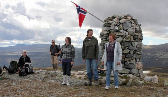 I pausen oppe på Pika underholdt gruppa Gjetord ved varden på Pika. Foto Hans Sollid
