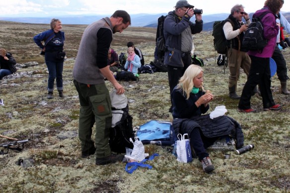 .. og da var det godt for kronprinsparet å kunne ta fram lunchpakka uten å være helt i søkelyset. Foto Hans Sollid