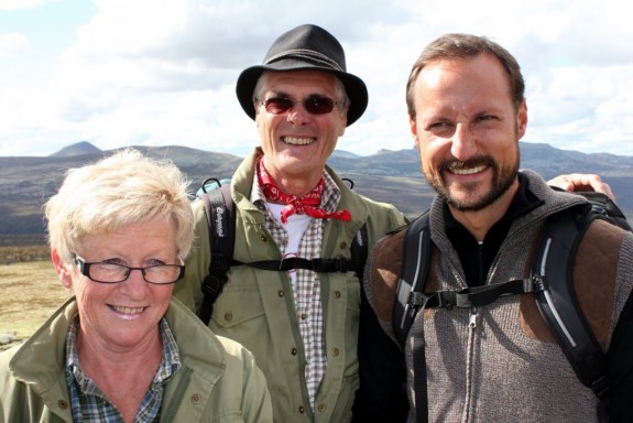 Det var svært populært å bli avbildet sammen med de kongelige. her er det Åse og Øyvind Engen med hytte på Mogrenda som har sikret seg et blinkskudd. Foto Hans Sollid