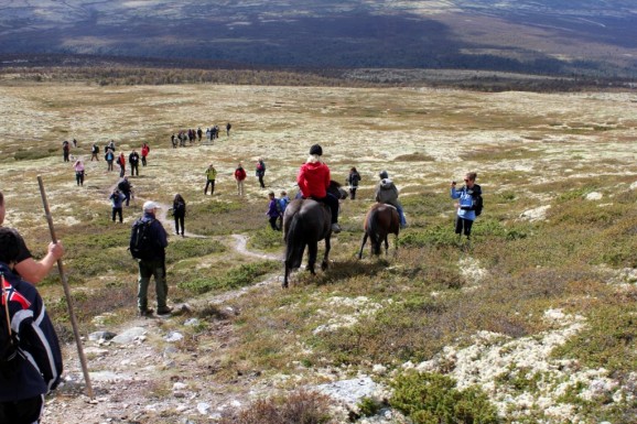 Kronprinsessa klarte brasene på hesteryggen nedover den første bratte bakken. Foto Hans Sollid