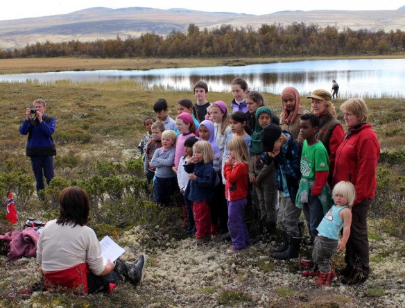 Elever og lærere ved Sollia oppvekstsenter sto klare med et eget program ved Storåstjønnet. Dirigent Mette Støvneng for anledningen sittende. Foto Hans Sollid