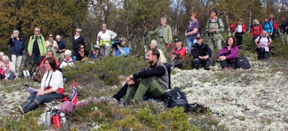 Det vart ei go'stund der med et oppmerksomt publikum. Ingen hadde det travelt med å komma seg hem'att! Foto Hans Sollid
