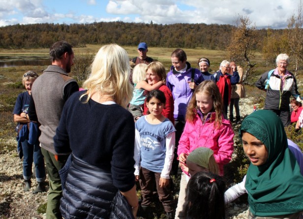 En go'prat mellom jentene slik helt til slutt. Foto Hans Sollid