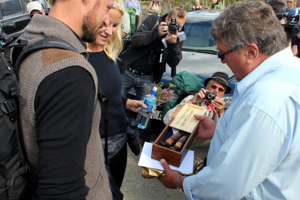 Ordfører Sigmund Vestad hadde med seg gave fra Stor-Elvdal kommune, slik helt til slutt. Foto Hans Sollid