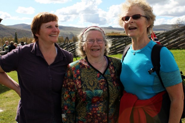 Nå gleder vi oss tel rømmegrøten, sier Aud Synnøve Sollid til Ellen Marie og mor Inger Tangen etter at A-3 hadde reist fra setra. Foto Hans Sollid