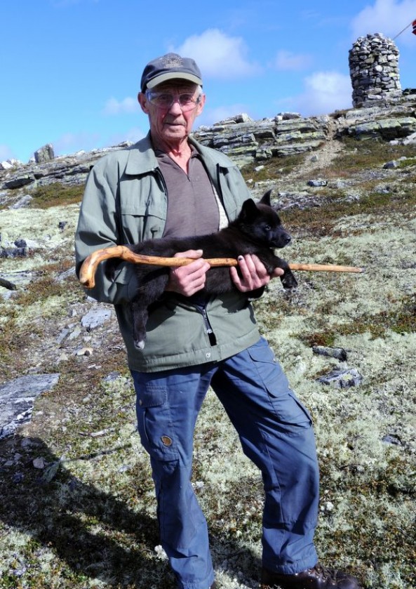 Helge Lien hadde med seg en hundekvalp oppå Pika. Den gjorde stor lykke hos kronprinsessa. Foto Jo Øvergaard
