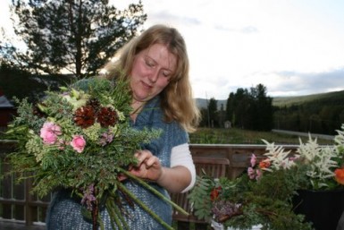 Bilde av blomsterdekoratør Bodil Stenbakken. Foto Åse Synnøve Rønningen
