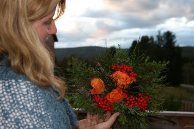 Bilde av Bodil Stenbakken med buketten til kronprinsen. Foto Åse Synnøve Rønningen