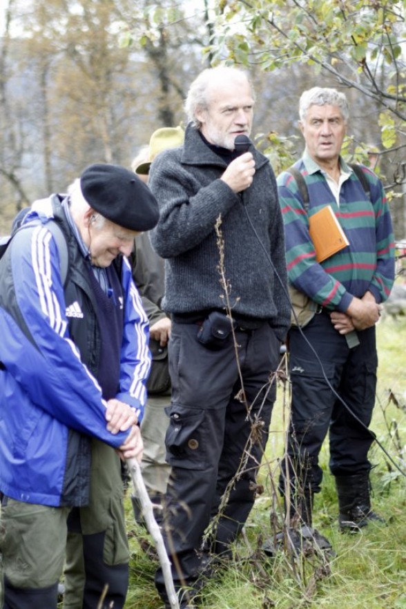 Det pågår en kartlegging av beiteressursene i området. Yngve Rekdal fra Skog og Landskap på Ås poengterte at skal vi beholde det særpregede slåtte- og seterlandskapet må det pleies. Beitedyr er de beste til akkurat det. Når besetningene blir små og områdene blir liggende uten vedvarende og regelmessig avbeiting, vil einer, lushatt og skogstorkenebb bli konkurrenter til grasmarka. Hogst av vedbjørk til koking og ysting var en viktig pleiefaktor før i tida - nå kan maskinell avvirkning bli for omfattende til å gi en passelig lysskjerm for ønskelige beiteplanter.. Foto Bjørn Brænd