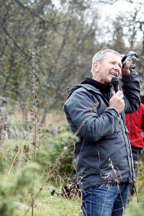 Miljøleder Ingmar Eggen i Glommen skog orienterer om utfordringene som rasjonell skogsdrift kan møte i utmark med mange kulturminner. Ofte kan kulturminnene være usynlige for maskinførere og andre. Legg merke til lushatten som her er i ferd med å ta tilbake den gode beitemarka - ettersom beiting ikke lenger er tilstrekkelig til å gi grasplantene et konkurransefortrinn. Foto Bjørn Brænd