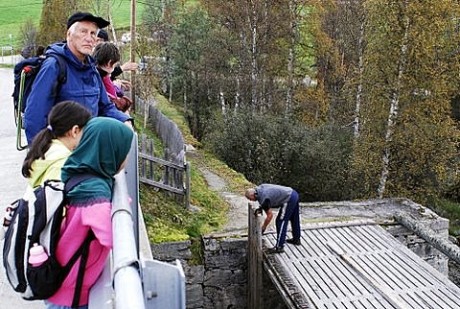 Dammen settes. Foto Peter Bontrop