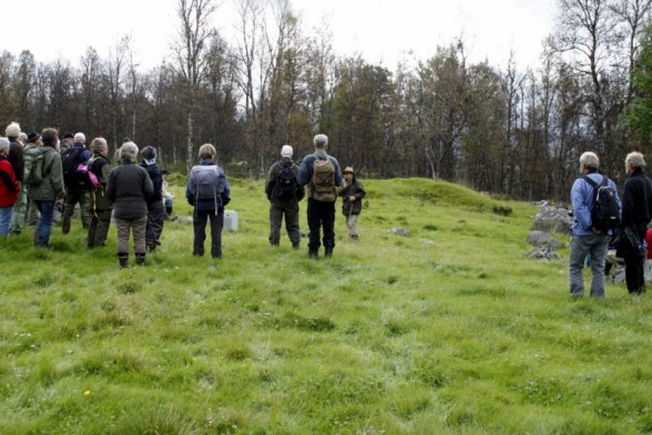 Slagghaugen på setertrøa til Søre Moen forteller at det her er utvunnet omkring 50 tonn jern. Jo Øvergaard orienterer.  Foto Bjørn Brønd
