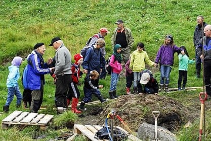 Arne Espelund ønskes velkommen til kolmiletenning. Foto Peter Bontrop