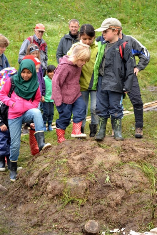 Mern først måtte skolebarne få prøve seg.Foto Ida Løchen