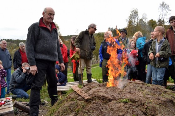 Mila hilses med lua av. I forgrunnen milebrenner Per Dalåsen. Foto Ida Løchen