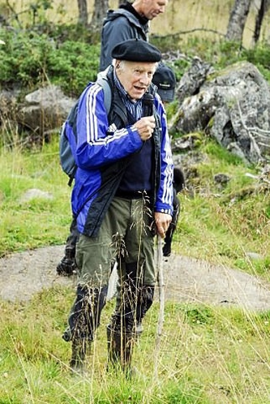 Professor og smed Arne Espelund orienterer om blesterovner som eksempel på kulturminner i utmarka. Foto Peter Bontorp