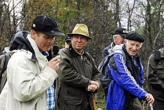 Ole Sollien orienterer. Her sammen med to av guidene Jo Øvergaard og Arne Espelund. Foto Peter Bontrop