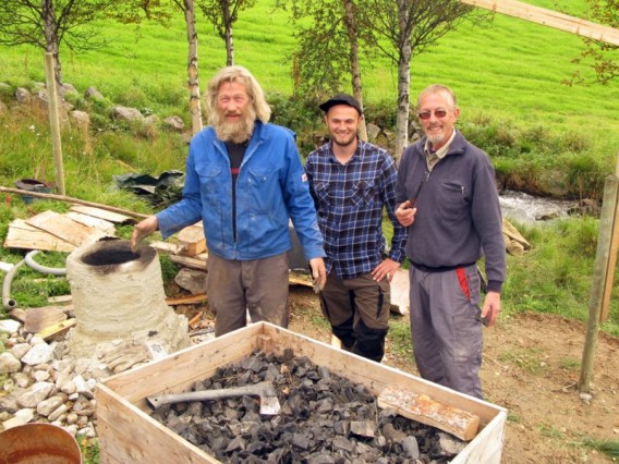 Mens mange dro på fagdag i Veslegrytdalen, fortsatte forberedelsene under fossen. her er det trekolet som studeres. Foto Hans Sollid