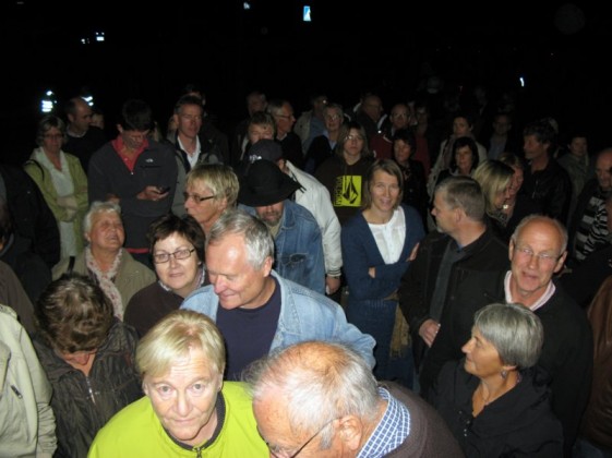 Et forventningsfullt publikum venter på å få slippe inn til fredagens siste konsert. Foto Hans Sollid