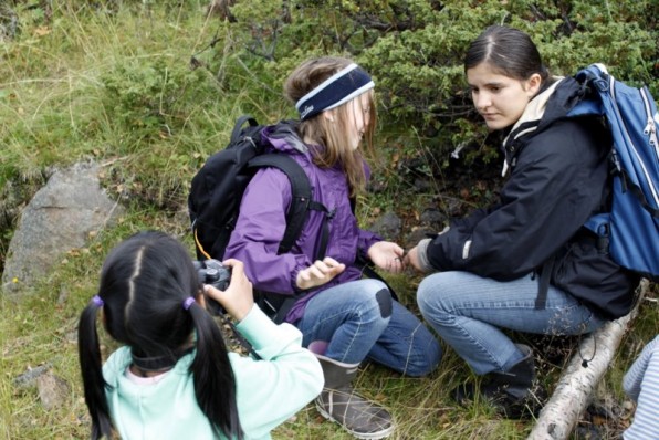 Elever fra Sollia oppvekstsenter hadde en annerledes skoledag i Veslegrytdalen. De lærte om jernframstilling og hvilke spor i terrenget som forteller oss at det har foregått jernproduksjon fra myrmalm ved hjelp av trevirke og kol. De lærte også at de eldste kulturminnene er vernet ved lov og at det ikke er tillatt å fjerne for eksempel slag fra slike slagghauger. Foto Bjørn Bræ