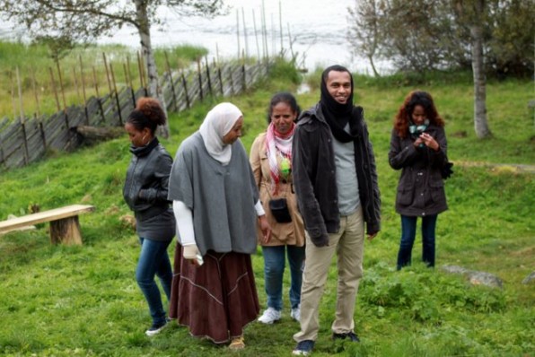 Interesserte tilskuere fra en annen kultur fant glede i å se en tradisjonell og opprinnelig teknologi med utgangspunkt i ild og vann: blestring, tjærebrenning og kolbrenning ved hjelp av ilden og sag- og kvernbruk, elektrisitetsverk og tømmerfløtningsanlegg ved bruk av vannet. Foto Bjørn Brænd