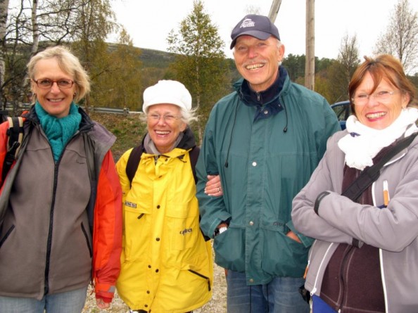 Forventningsfulle gjerster i Fossen. Fra v. Maja-Lisa Løchen fra Trømsø, Anne Berit og Ståle Berdal fra Nedre Eiker og Hanne Brodal fra Buvollen og Oslo. Hanne eier nå hytta på Buvollen lengst sør i Setningssjøen, ei hytte som Lassen fikk som ei gave fra bygdefolket. Foto Hans Sollid 