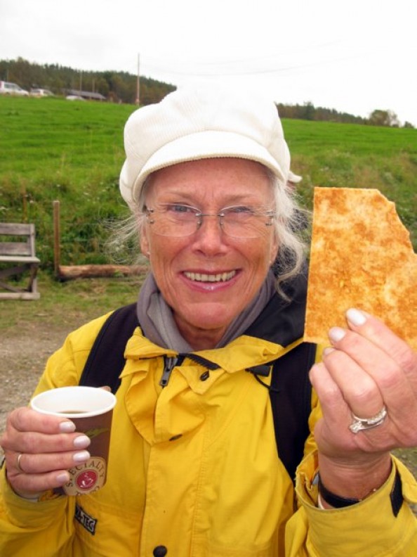 Når en har reist fra Nedre Eiker for å komme på Fossedagene, smaker det ekstra godt med kaffe og tynnkake fra Sollia. En fin måte å starte fossevandringa på. Foto Hans Sollid