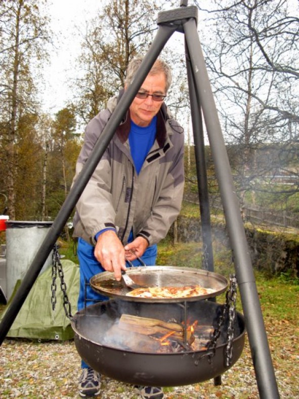 Lars Erik Tangen stekte munk på harde livet hele dagen. Foto Hans Sollid