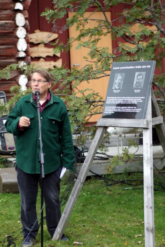 Bilde av Gunnar Stålsett med minneplaa. Foto Bjørn Brænd