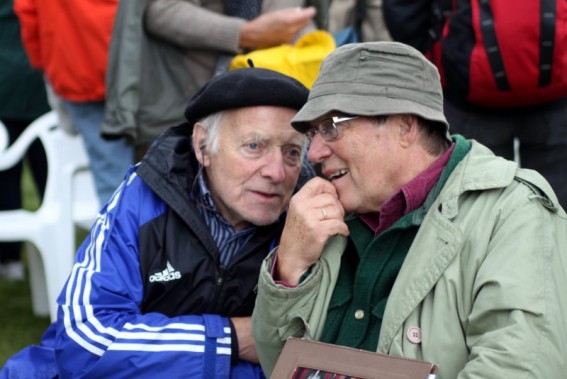 Arne Espelund og Gunnar Stålsett fulgte programet med stor interesse. Foto Bjørn Brænd