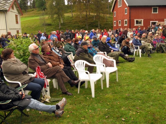 Litt kjølig gråvær og regnslit til tross, frammøtet til kulturprogrammet i Nordre Brænd var rekordstort med omkring 450 frammøtte. I forgrunnen Unni Lise og Ola Jonsmoen - kjente og kjære gjester under Fossedagene. Foto Hans Sollid