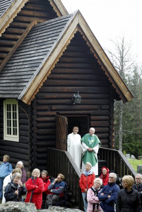 Gode talere og gode lyttere på kirketrappa. Foto Bjørn Brænd