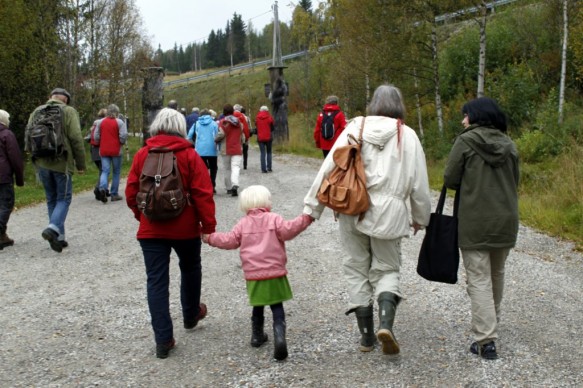 Så vandrer vi i flokk og følge fra kirken til Prestegården - slik prestefolkene Helene og Carl lassen gjorde gjennom alle de 38 åra de bodde i Sollia. Foto Bjørn Brænd