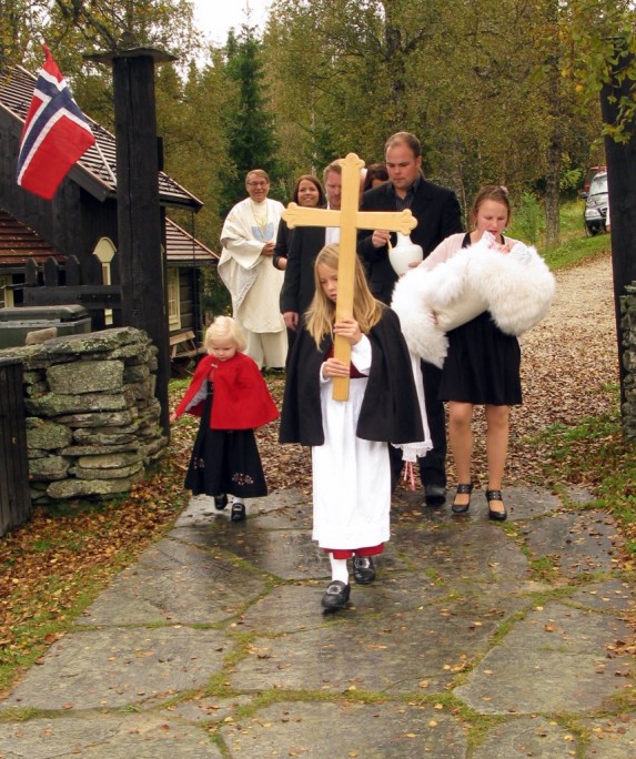 Prosesjonen kommer med dåpsbarnet med foreldre og faddere i spissen. Foto Hans Sollid