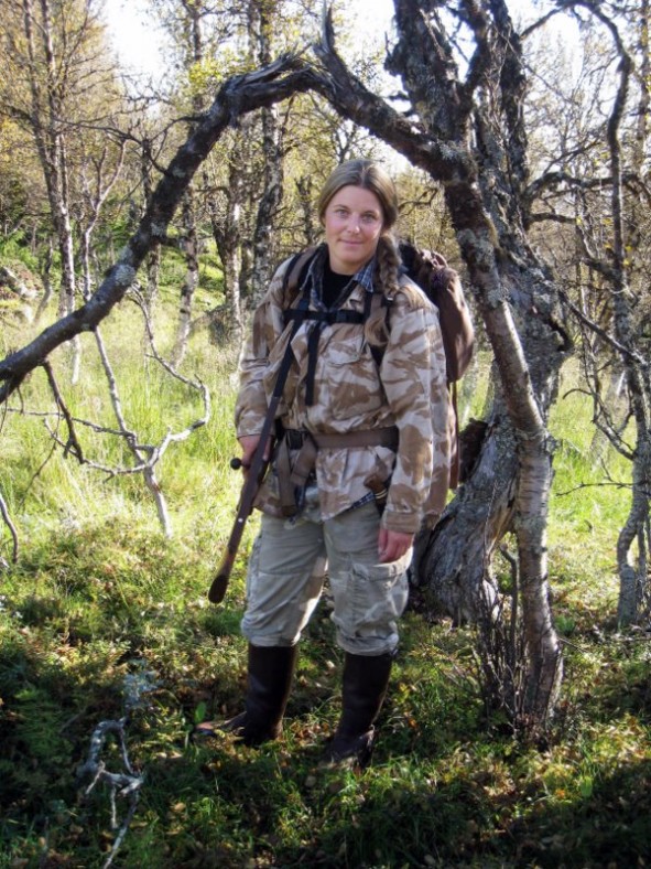 Tone på veg oppover skogen mot Gammelseterkletten. Foto Tone Iren Eggen