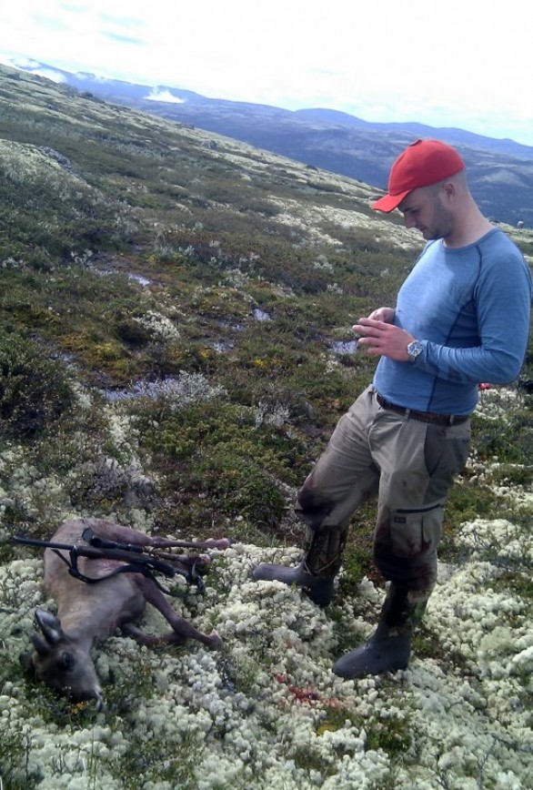 Bilde av Hans Røer med en felt kalv Grytdalsvola. Foto Andreas Wollum