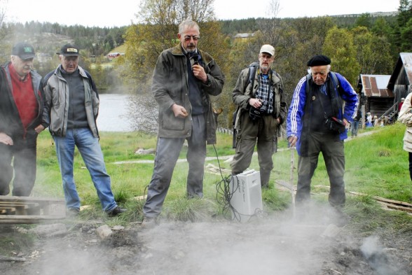 ore Eibu forklarer ved mila Foto Peter Bontrop