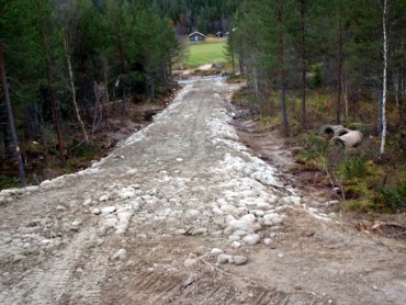 Bilde av den grovplanerte vegen mot brukaret på nordsida. Foto Hans Sollid