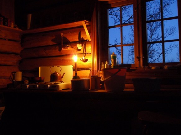 Bilde av kveldsstemning i bua. Foto Hans Sollid