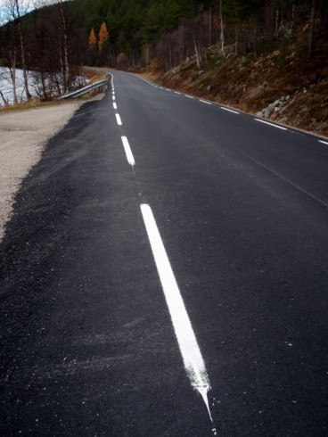 Bilde av kantlinje på fylkesvegen langs Setningssjøen. Men her trengs det ei gul midtlinje. Foto Hans Sollid