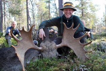 Bilde av den glede skytter Jans Ellefsen med 17-taggeren. Foto Bjørn Btrænd