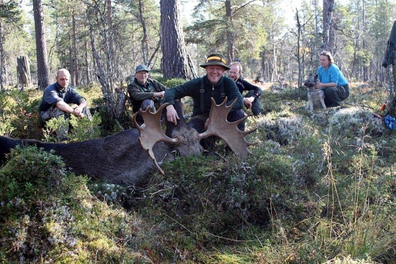 Laget samler seg rundt fallet. Foto Bjørn Brænd