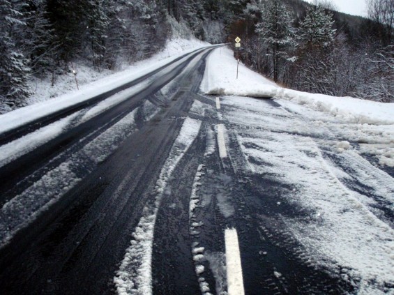 Bilde av merker ettter brøytebilen til grimsbu Grus som hadde kommet nordfra og snudd i Endkrysset. Foto Hans Sollid