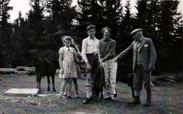 Bestefar Albert Nielsen på seterbesøk. Foto utlånt av fam. Nielsen