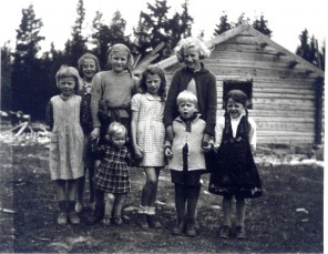 Bilde av noen av barna på Smætjønnsetra. Foto utlånt av familien Nielsen
