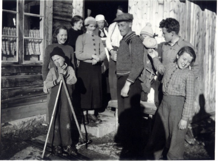 Besøk på setra. 1938. Footo jutlånt av fam. Nielsen