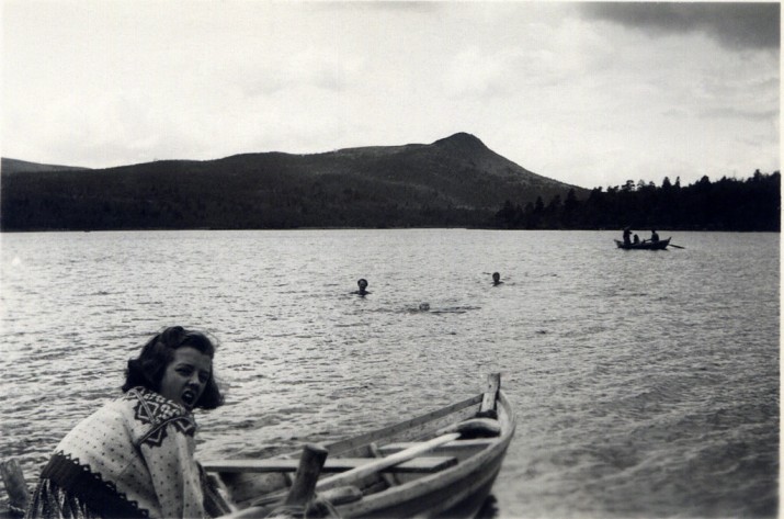Bilde av badeliv på Finsjøen i 1940. I forgrunnen Karen Nielsen. Foto utlånt av fam. Nielsen