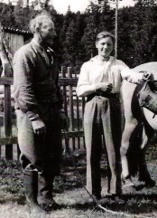 Bilde av Edvind sammen med faren Embret Finstad. Foto utlånt av fam. Nielsen